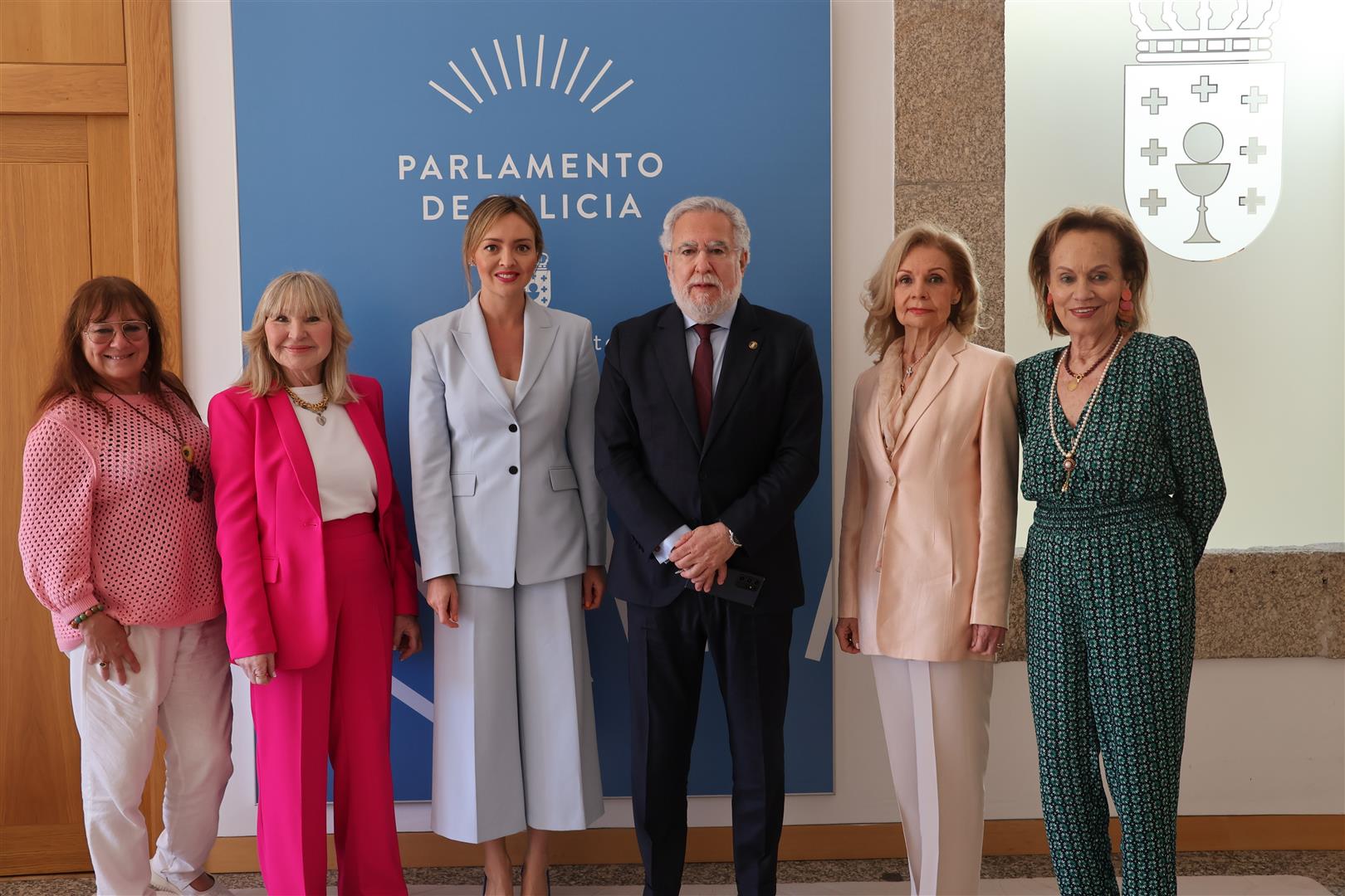 Foto da noticia:Integrantes da Asociación Mulleres +60, de Ourense, reúnense co presidente do Parlamento e coa conselleira de Política Social e Igualdade